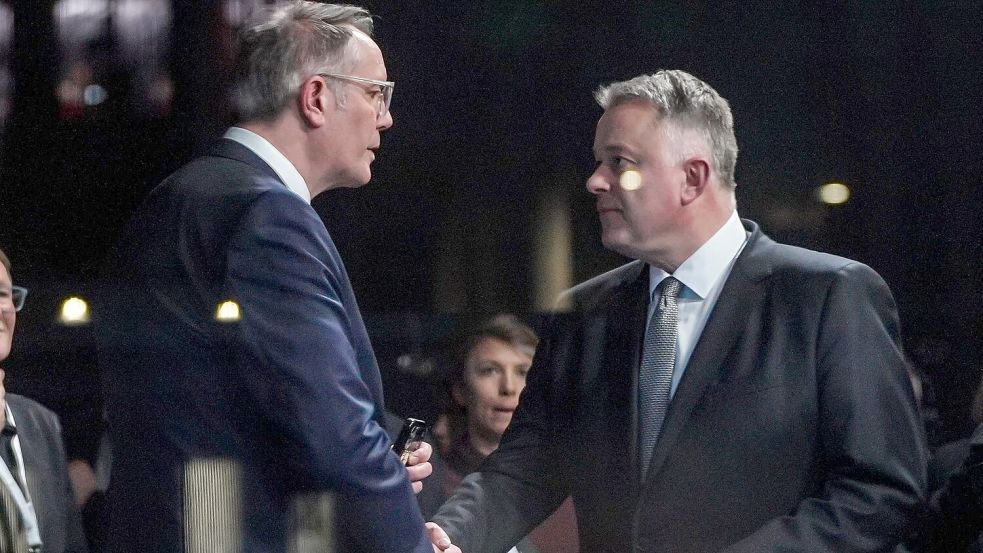 Der alte und der voraussichtlich neue Ministerpräsident von Rheinland-Pfalz wollen über eine große Koalition sprechen. Foto: Andreas Arnold