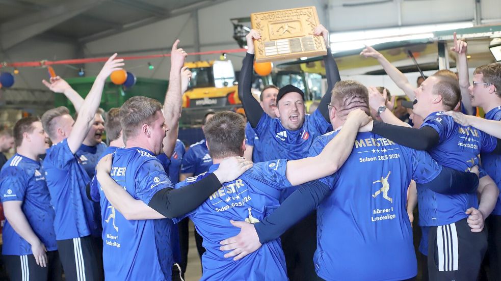 Der Pfalzdorfer Kapitän Daniel Jurisch hält die Meistertrophäe hoch und um ihn tanzen die Werfer und feiern den Titelgewinn in der Landesliga Männer I. Foto: Wilfried Gronewold