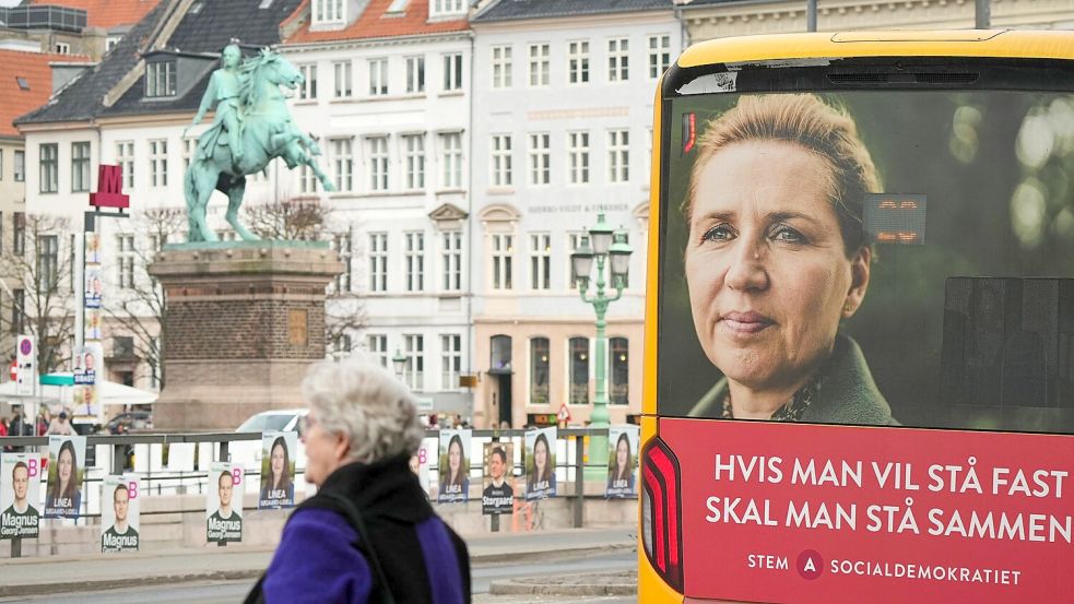 Dänemark hat ein neues Parlament gewählt - und wieder liegen die Sozialdemokraten von Regierungschefin Mette Frederiksen vorn. Foto: Sergei Grits/AP/dpa