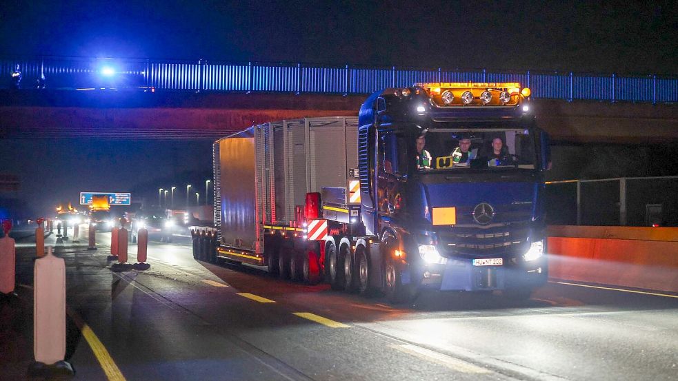 Ein Schwerlasttransporter, der einen Castor-Behälter mit Atommüll geladen hat, befährt die Bundesautobahn A3 in Höhe Bottrop, kurz bevor er auf die A31 in Richtung Münsterland wechselt. Castor-Transporte sind durch Nordrhein-Westfalen von Jülich nach Ahaus geplant. Foto: Christoph Reichwein
