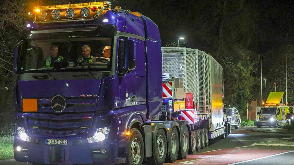 Mit etwa 100 Fahrzeugen hat sich der Konvoi in Bewegung gesetzt. Foto: Christoph Reichwein