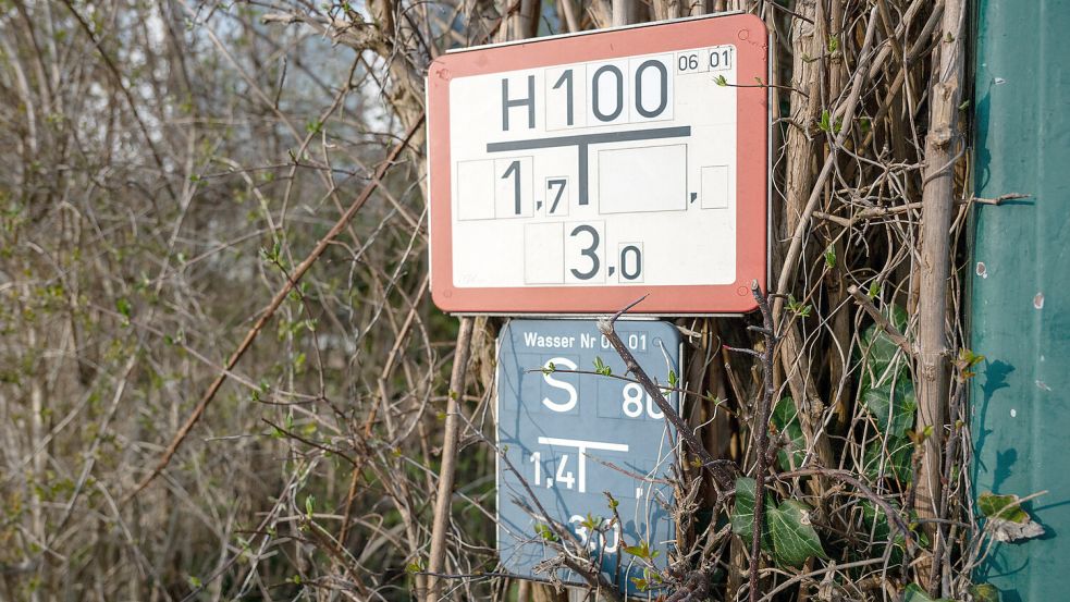 Das Schild mit der roten Umrandung ist ein Hydrantenschild: Welche Informationen sich dahinter verbergen, ist leicht zu entschlüsseln. Foto: Patrick Sun