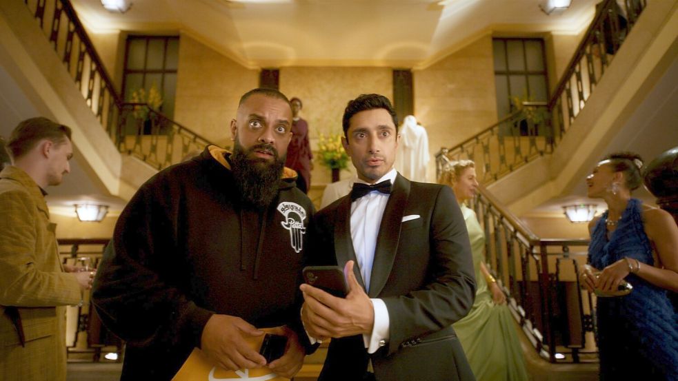 Riz Ahmed (r) will als Shah Latif der nächste James Bond werden. Guz Khan (l) spielt seinen Cousin Zulfi, der einen Taxiservice gründen will. Foto: -