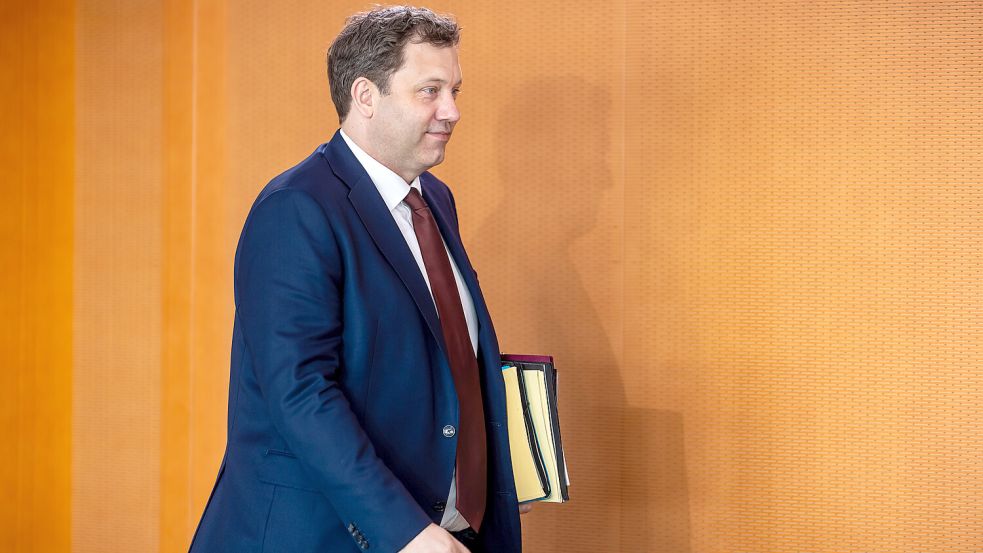 Bundesfinanzminister Lars Klingbeil (SPD) will mehr Anreize für Ehepartner schaffen, eine Arbeit aufzunehmen oder mehr zu arbeiten. Foto: dpa/Michael Kappeler