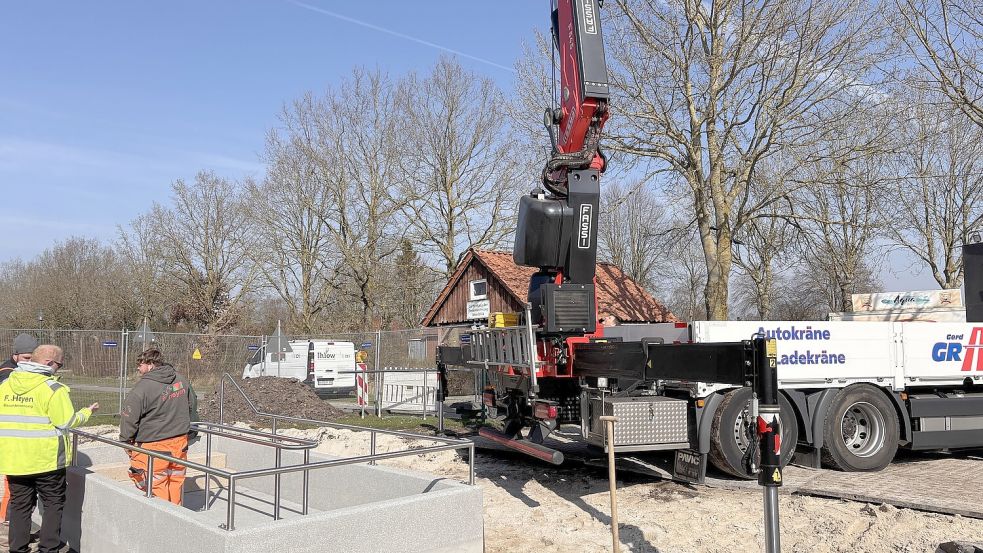 Da war es gelandet: Das neue Becken wurde extra aus Bayern mit Autokran angeliefert. Foto: Christin Wetzel