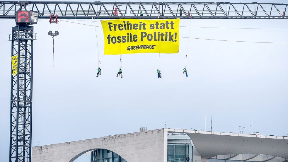 Die Umweltschutzorganisation Greenpeace machte mit einer Aktion vor dem Kanzleramt Druck. Foto: Michael Kappeler/dpa