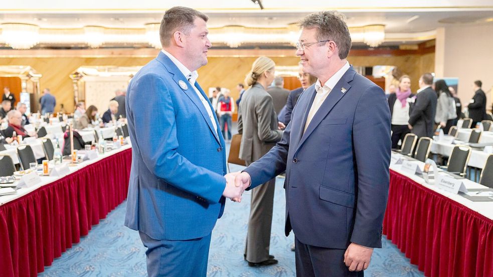 In der ersten Runde im Februar in Hannover begrüßten sich die Verhandlungsführer Oliver Heinrich (IG BCE, links) und Matthias Bürk (BAVC). Foto: Michael Matthey