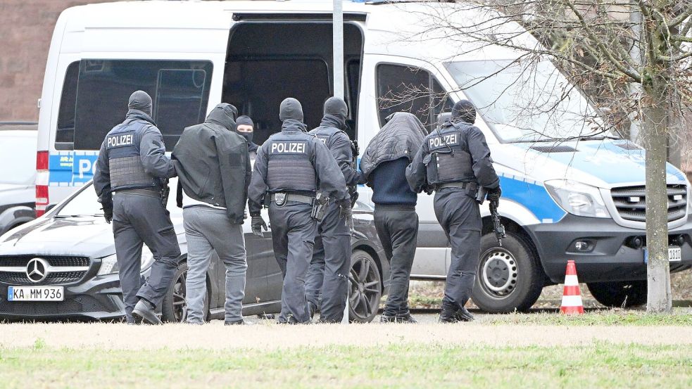 Zwei mutmaßliche Hamas-Mitglieder werden von Polizisten bei einem Hubschrauberlandeplatz von einem Hubschrauber zu einem Auto geführt. (Archivbild) Foto: Uli Deck