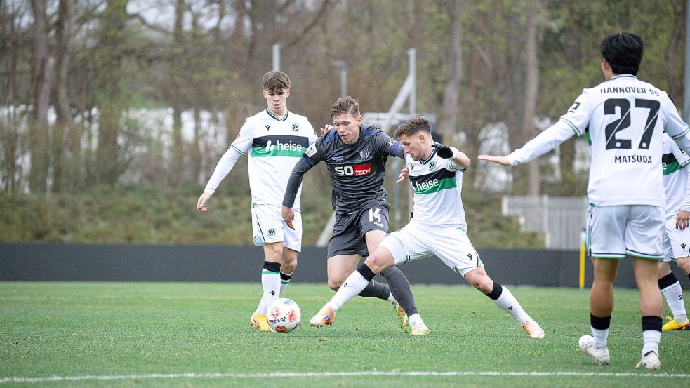 Nicht entscheidend durchsetzen konnte sich der VfL Osnabrück um Luc Ihorst (in grau), hier im Duell gegen Hannovers Enzo Leopold. Foto: Jonas Jürgens/VfL Osnabrück