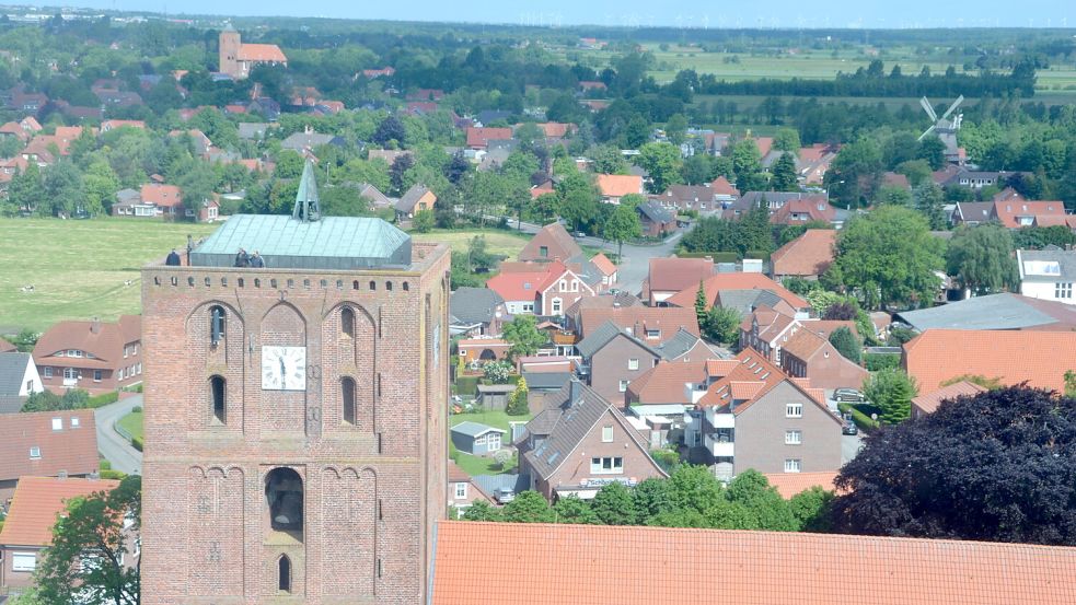 Ab 1. April können Besucher wieder auf den Turm der Marienhafer Kirche und von dort die Aussicht genießen. Foto: Thomas Dirks