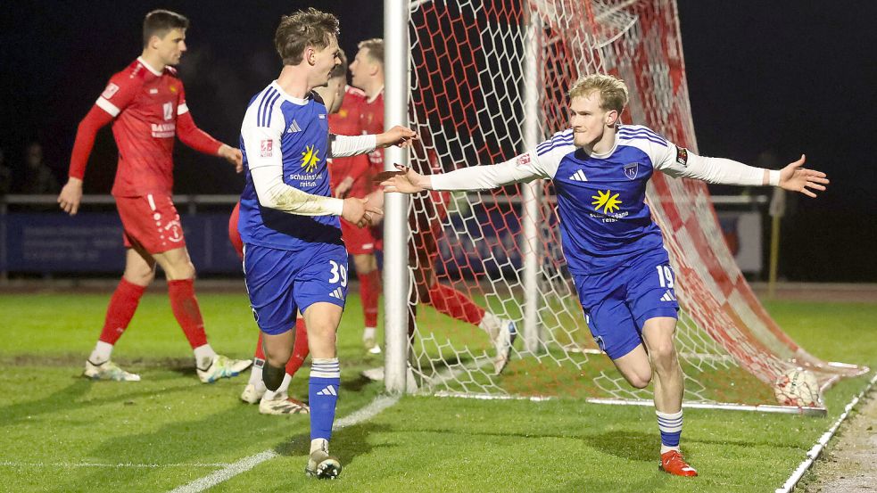 Torjubel zum 0:1 durch Theo Schröder. Foto: Jens Doden/Emden