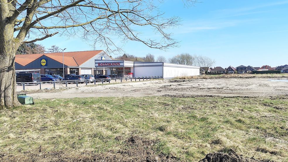 Die Gemeinde Großefehn arbeitet derzeit gleich an zwei Bebauungsplänen für den Einzelhandel am Postweg in Ostgroßefehn. Zum Neubau des Lidl-Marktes auf der geräumten Fläche wird derzeit mit dem Landkreis über die Verkaufsflächen verhandelt. Foto: Karin Böhmer