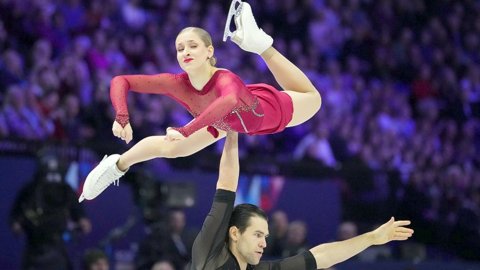 Minerva Hase und Nikita Volodin liegen bei der Eiskunstlauf-WM nach dem Kurzprogramm in Führung. Foto: Petr David Josek/AP/dpa