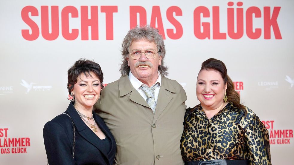 Die Crew: Die Schauspieler Tahnee Schaffarczyk (l-r), Hape Kerkeling (Horst Schlämmer) und Meltem Kaptan bei der Weltpremiere. (Archivbild) Foto: Henning Kaiser/dpa