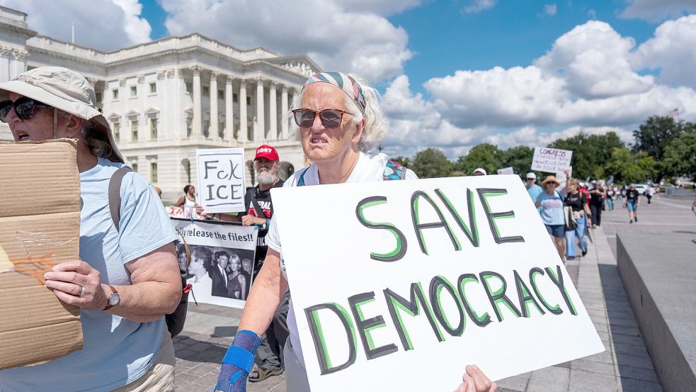 Die USA wurden im Demokratie-Index der Bertelsmann Stiftung zwar nicht untersucht, die dortige Entwicklung wird aber mit Sorge gesehen. (Archivbild) Foto: J. Scott Applewhite/AP/dpa