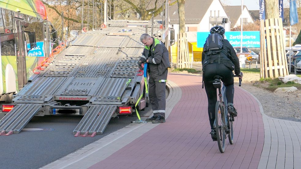 Auch nach Fertigstellung des neuen Hochbordradwegs am Blumenhaller Weg bleibt es zuweilen eng, Blockaden des Radwegs durch Autotransporter haben sich aber offenbar reduziert. Foto: Christoph Beyer