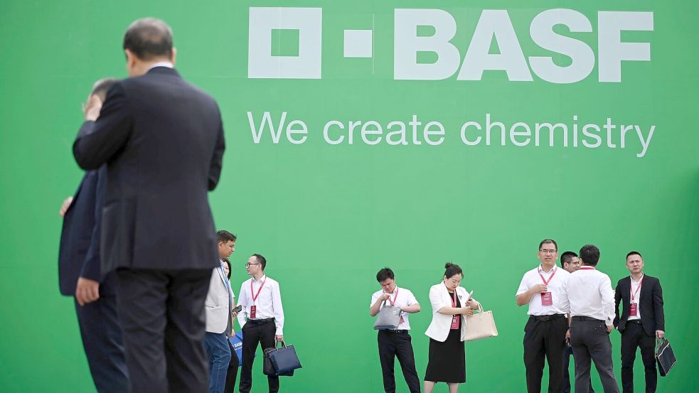 BASF mit Hauptsitz in Ludwigshafen ist der weltgrößte Chemiekonzern. Foto: Johannes Neudecker/dpa