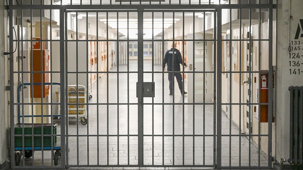 Fast 5.500 Personen kamen 2025 Jahr früher aus dem Gefängnis raus, als ursprünglich angeordnet. Die Gründe können vielfältig sein. Foto: dpa/Jens Kalaene
