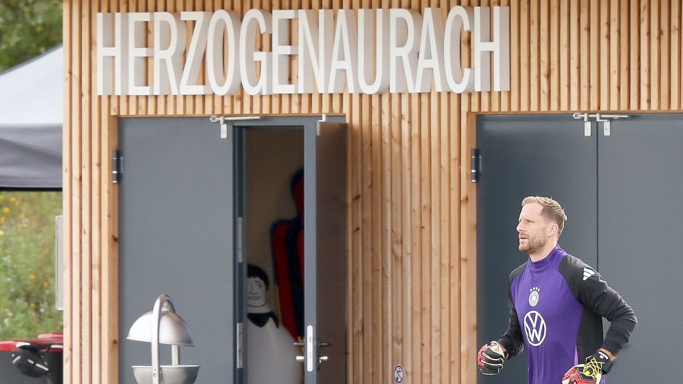 Oliver Baumann ist auf dem Weg zum Trainingsplatz in Herzogenaurach. (Archivbild) Foto: Christian Charisius