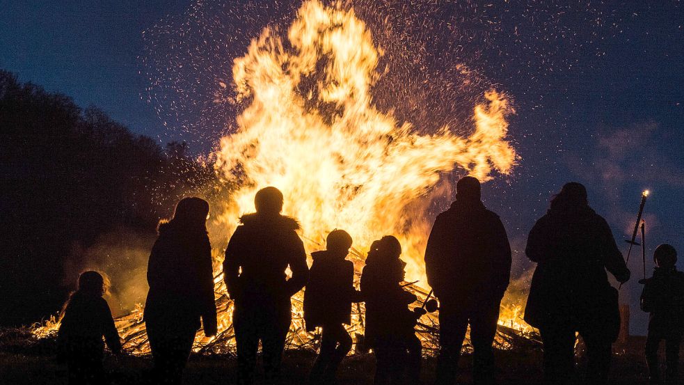 Am Karsonnabend werden in Ostfriesland traditionell Osterfeuer abgebrannt. Dabei gilt es, einige Regeln zu beachten. Symbolfoto: DPA/Boris Roessler