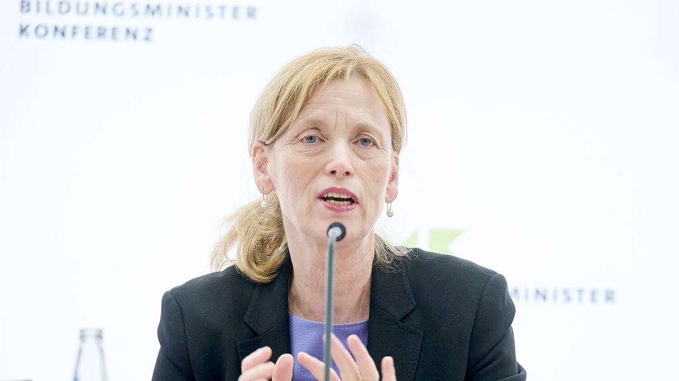 Noch vor der Sommerpause sollen Experten nun Empfehlungen für die Social-Media-Nutzung von Kindern und Jugendlichen vorlegen, kündigt Ministerin Prien an. Foto: Annette Riedl