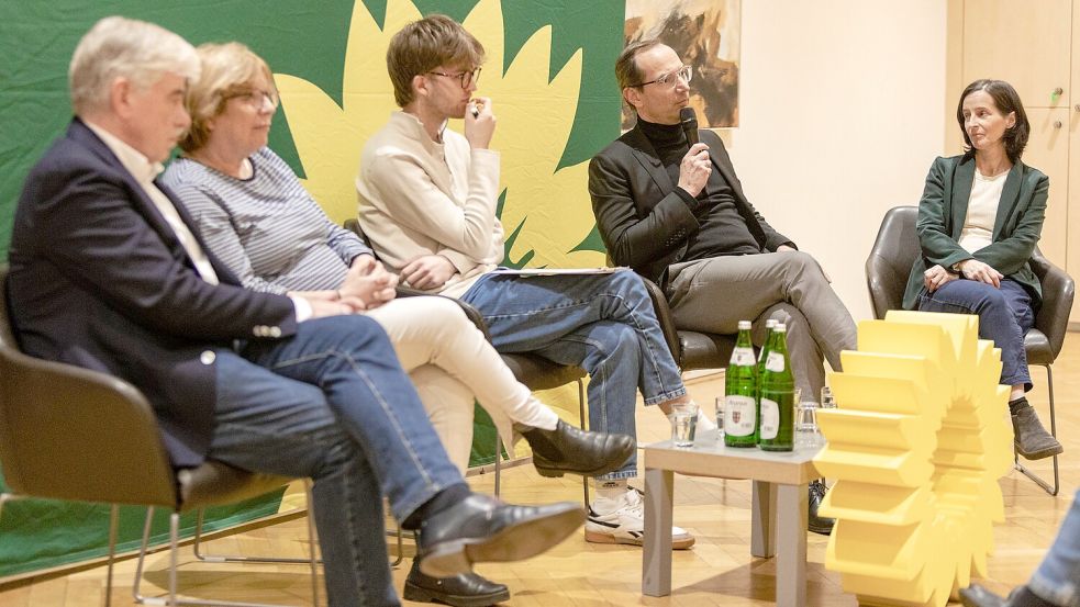 Womit heizen und wie? Auf dem Podium des Osnabrücker Grünen-Stadtverbands diskutierten Reiner Möhle (von links), Ulrike Sensse, Maximilian Strautmann (Grüne), Daniel Waschow und Dorothea Ludwig. Foto: Sebastian Dannenberg