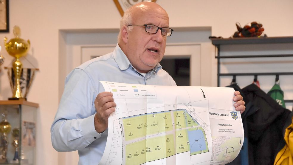 Thomas Weinert von der Samtgemeinde Brookmerland stellte den Plan für das neue Leezdorfer Baugebiet vor. Foto: Thomas Dirks