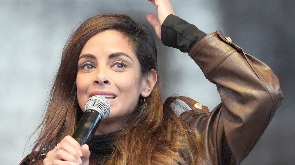 Kam doch zur Demo in Hamburg: Schauspielerin und Moderatorin Collien Fernandes. Foto: Marcus Brandt/dpa