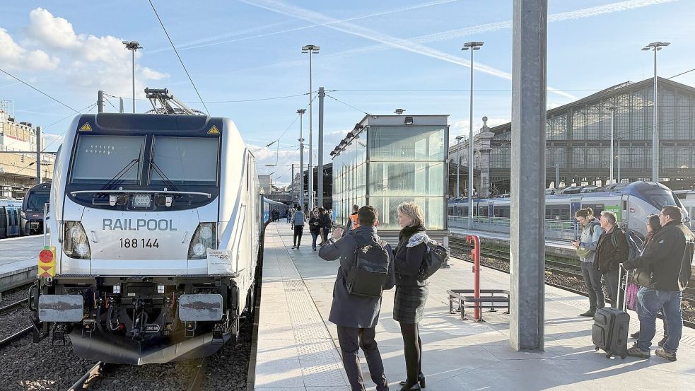 Großer Bahnhof für den neuen Zug bei der ersten Fahrt im Gare du Nord. Foto: Michael Evers/dpa