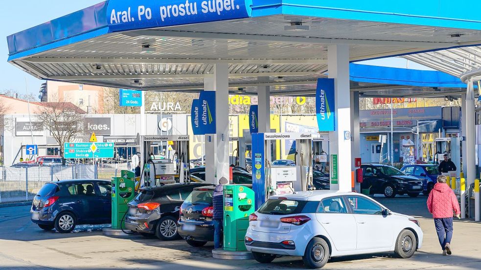 Tanken in Polen ist nach wie vor billiger als in Deutschland - doch der Preisanstieg seit Kriegsbeginn ist inzwischen weitgehend identisch. (Archivbild) Foto: Patrick Pleul