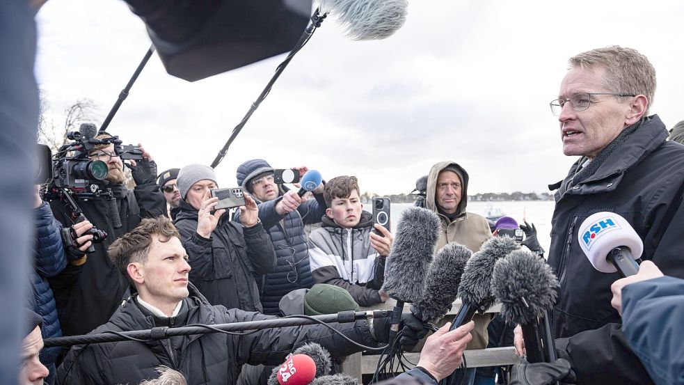 Ministerpräsident Daniel Günther (CDU) machte sich am Donnerstag selbst ein Bild vor Ort. Foto: Ulrich Perrey