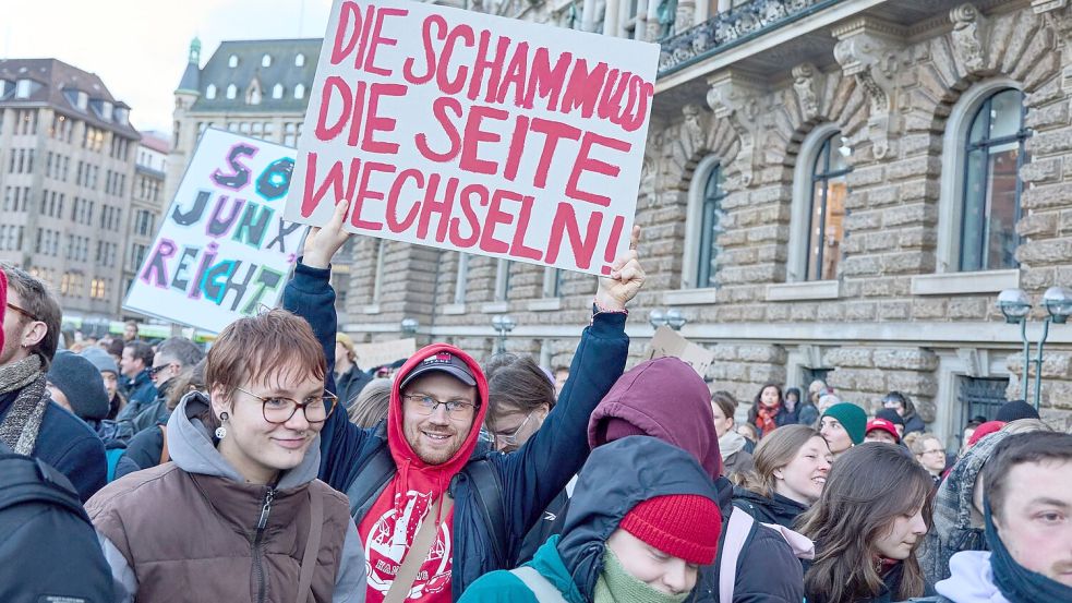 Die Demonstranten forderten: „Die Scham muss die Seite wechseln“. Foto: Georg Wendt