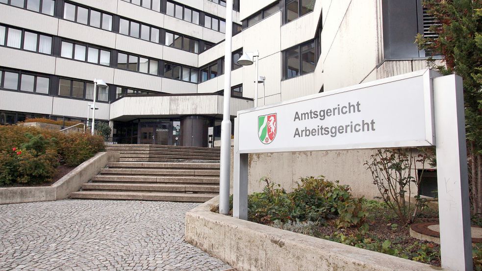 Ein Autohaus klagte gegen eine Ein-Stern-Google-Bewertung. Obwohl der Gebrauchtwagen nicht in dem Autohaus gekauft wurde, hinterließ der Angeklagte eine Bewertung – dies schädigte das Autohaus. Vor Gericht wurde der Fall diskutiert. Foto: imago images/Ralph Peters