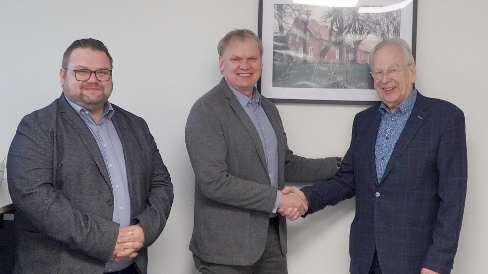 Peter Schallmaier (rechts) tritt als Vorsitzender der Alma-Ihnen-Stiftung ab und übergibt das Amt an Thomas Debelts (links). Bürgermeister Thomas Erdwiens dankte ihm für sein jahrzehntelanges Engagement. Foto: Martina Dirksen (Gemeindeverwaltung)