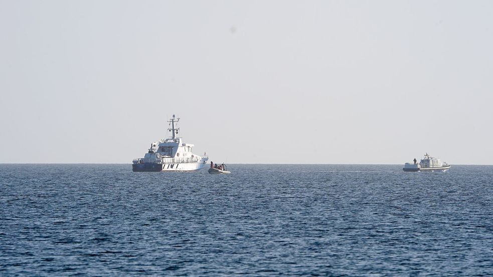 Der Buckelwal wird von mehreren Schiffen begleitet. Foto: Marcus Brandt/dpa