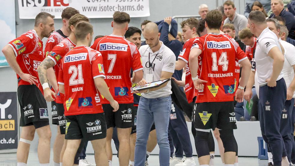 OHV-Trainer Sven Suton erklärt seinen Spielern in der Auszeit den nächsten Spielzug oder er weist auf Fehler hin. Die hohe Wurffehlquote bei der Derbyniederlage gegen Varel soll sich am Sonntag im nächsten Heimspiel gegen Zweitligaabsteiger ASV Hamm-Westfalen nicht wiederholen. Foto: Helmut Vortanz