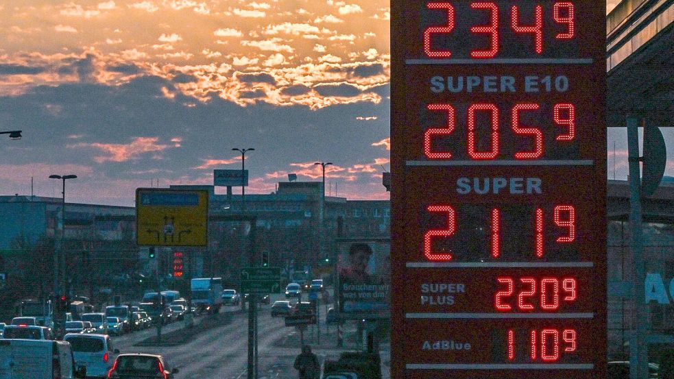 Den Krieg im Iran spüren wir momentan vor allem noch an der Zapfsäule. Foto: dpa/Jens Kalaene