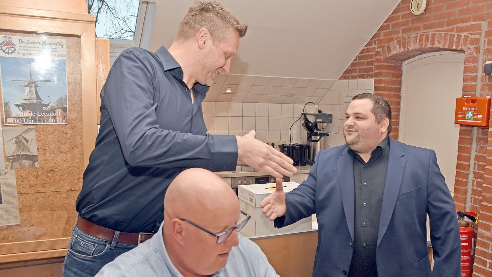Der unterlegene BWG/CDU-Kandidat Mario Toben (links) gratuliert dem neuen Bürgermeister Heiner Kuske (SPD). Foto: Thomas Dirks