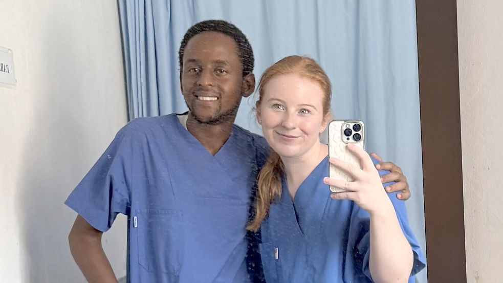 Die Auricherin Lisa-Marie Harms mit ihrem Kollegen Benson Friberg njau bei ihrer Arbeit in Tansania. Foto: privat