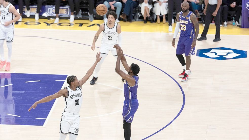 Erster Vater-Sohn-Assist der NBA-Geschichte: LeBron James sieht den Dreier von Bronny James aus nächster Nähe. Foto: Ringo Chiu