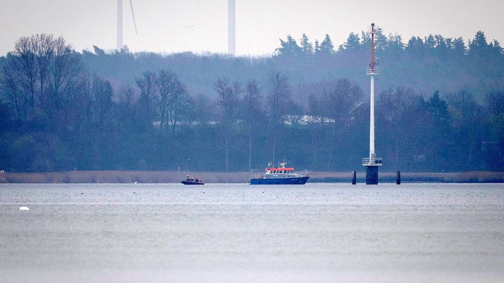 Umweltschützer und Einsatzkräfte der Wasserschutzpolizei waren am Samstag mit Booten auf der Ostsee unterwegs. Foto: Philip Dulian