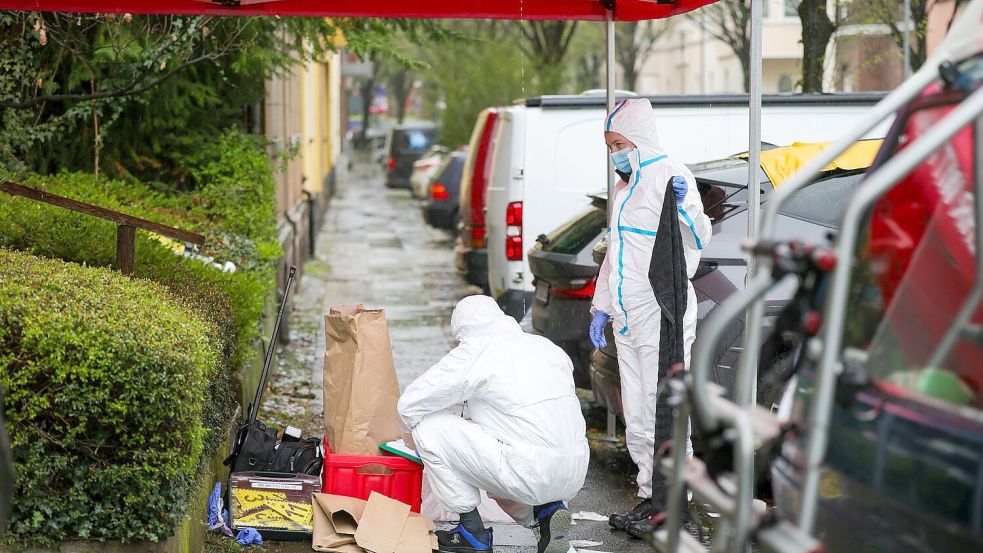 Ermittler sammeln Spuren am Tatort in Witten. Foto: Christoph Reichwein