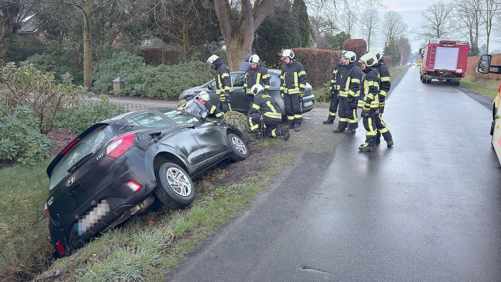 In Aurich landete ein Autofahrer mit seinem Wagen im Graben. Foto: Sönke Geiken/Feuerwehr