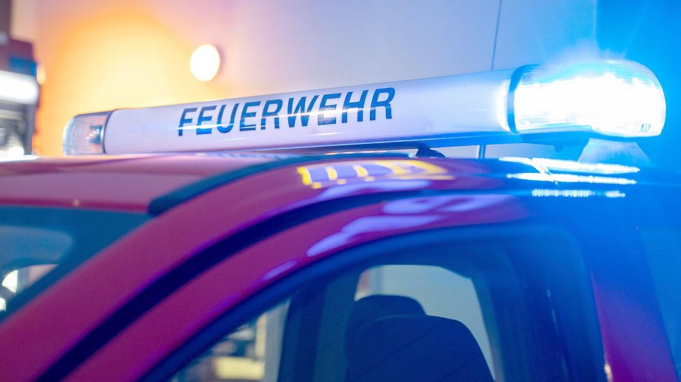 Mit einem größeren Aufgebot rückte die Feuerwehr in der Nacht zum Samstag aus, um das Feuer zu löschen. Foto: IMAGO/Eibner-Pressefoto/Jonas Lohrmann