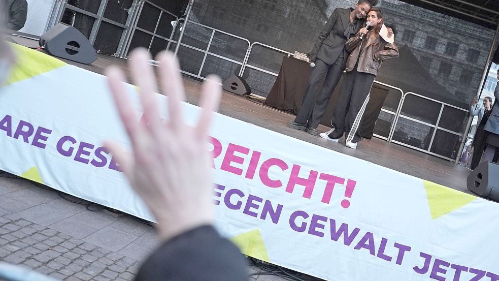 Überraschend nahm die Schauspielerin und Moderatorin Collien Fernandes doch an der Kundgebung auf dem Rathausmarkt in Hamburg teil. (Archivfoto) Foto: Marcus Brandt/dpa