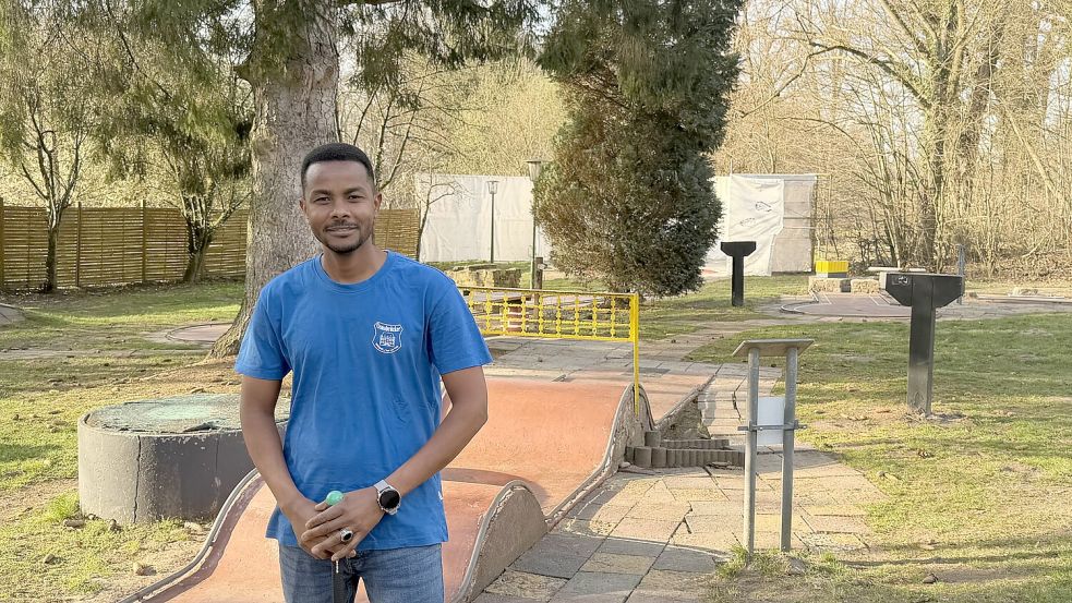Alhassan Alhaj hat in Osnabrück eine neue Heimat gefunden. Auch dank einer ungewöhnlichen Sportart. Seit zwei Jahren ist er Mitglied im Minigolfverein am Rubbenbruchsee. Foto: Noah Schnarre