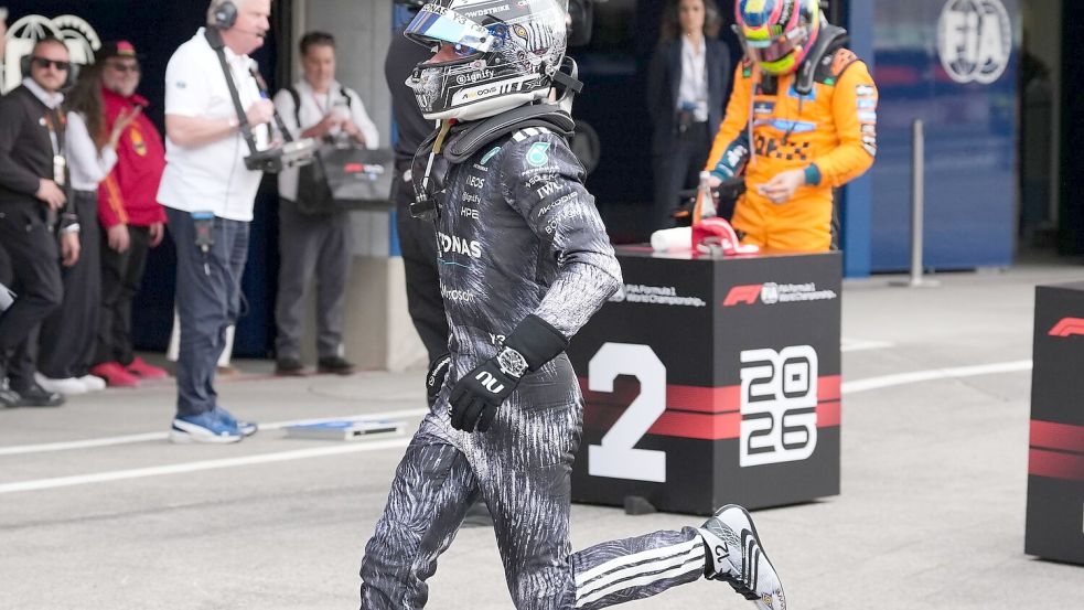 Im Vollsprint in die Jubeltraube: Japan-Sieger Kimi Antonelli. Foto: Eugene Hoshiko