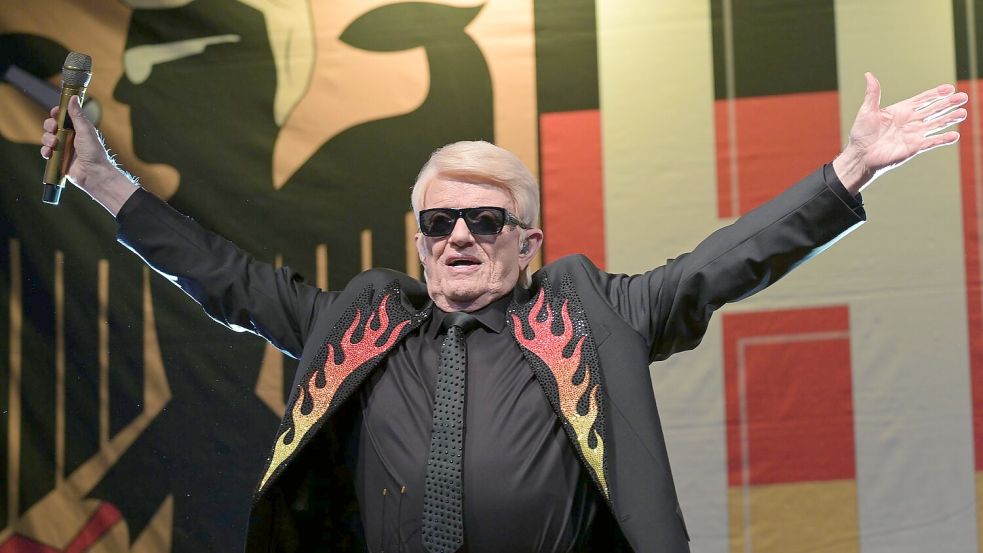 Viel Schwarz-Rot-Gold ist zu sehen, wenn Heino auf der Bühne singt. Foto: Michael Bahlo