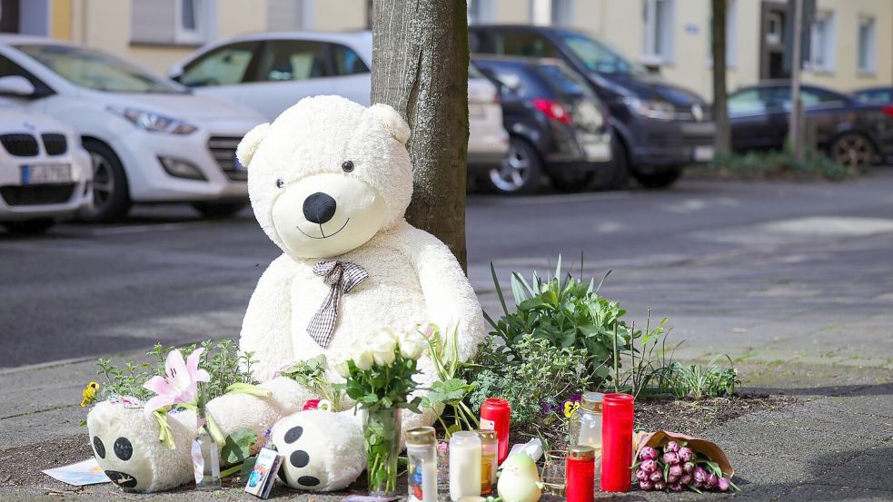Trauernde gedachten am Sonntag in Witten der Opfer. Foto: Christoph Reichwein