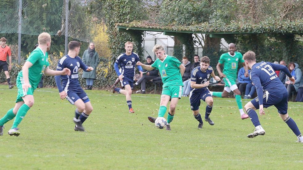 Wallinghausen (grüne Trikots) und Hage lieferten sich auf dem holprigen Rasen einen rasanten Schlagabtausch. Foto: Wilfried Gronewold